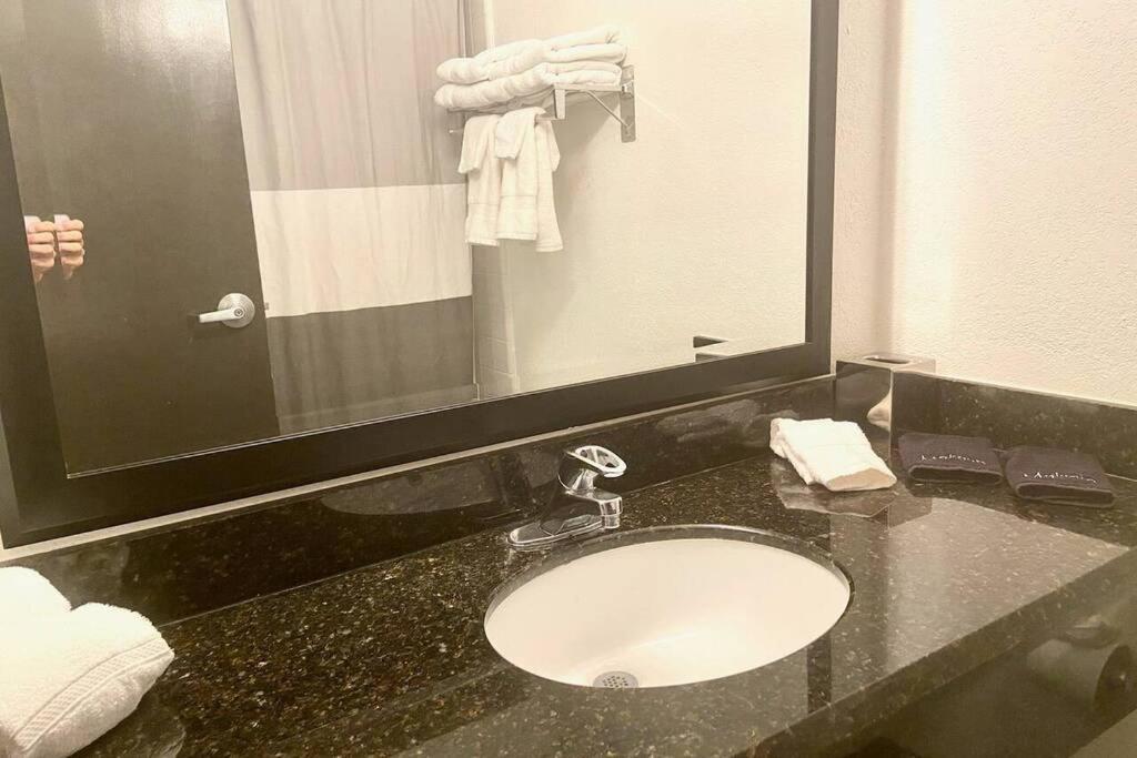 Riverview, Studio 507, Beach Steps Away!+Pool+Wifi 러스킨 외부 사진
