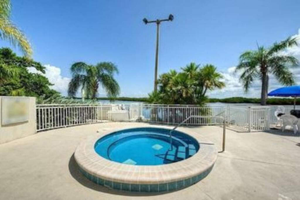 Riverview, Studio 507, Beach Steps Away!+Pool+Wifi 러스킨 외부 사진